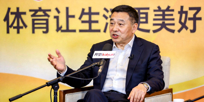 一位前青训球员如今成为职业队教练，正在指导年轻球员
