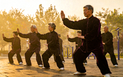 太极拳集体练习 - 中老年人在广场练习传统太极拳
