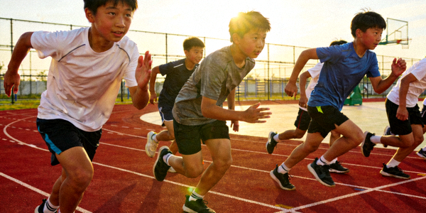 青少年田径体能训练项目 - 学生们在跑道上进行速度训练