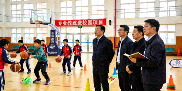 市教育局领导视察专业教练进校园项目，观看学生篮球训练课