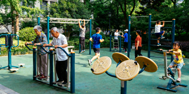 杭州市社区健身公园实景 - 居民在健身器材区锻炼