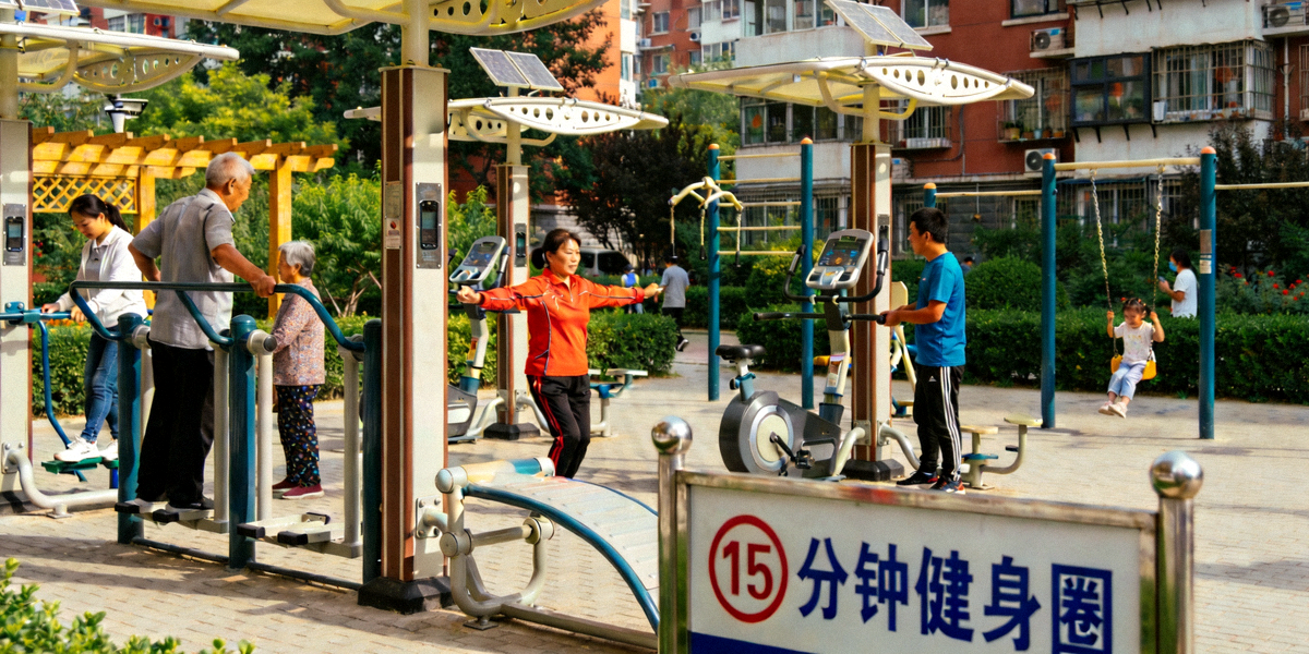 北京某社区“15分钟健身圈”实景 - 居民在便利的社区健身点锻炼
