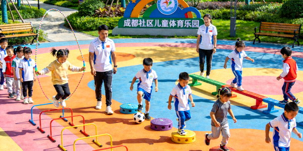 成都社区儿童体育乐园 - 孩子们在专业指导下进行趣味体育活动