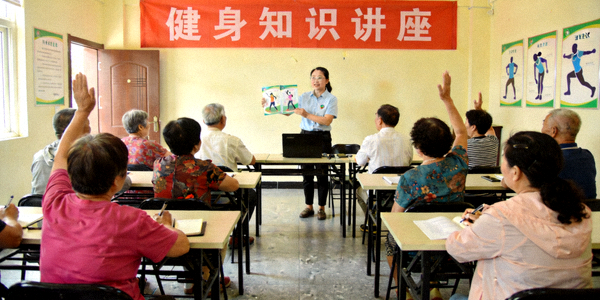社区居民参与健身知识讲座 - 健康教育活动场景