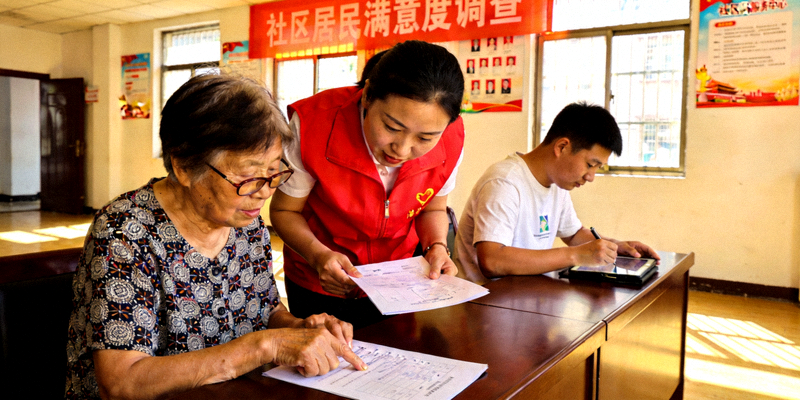 社区居民满意度调查现场 - 工作人员收集居民反馈意见