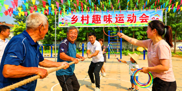 乡村社区体育活动现场 - 村民参与趣味运动会