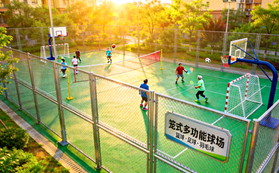 社区新建的笼式多功能球场 - 可进行篮球、足球、羽毛球等活动