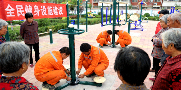 全国各地积极推进全民健身设施建设 - 工人安装社区健身器材现场