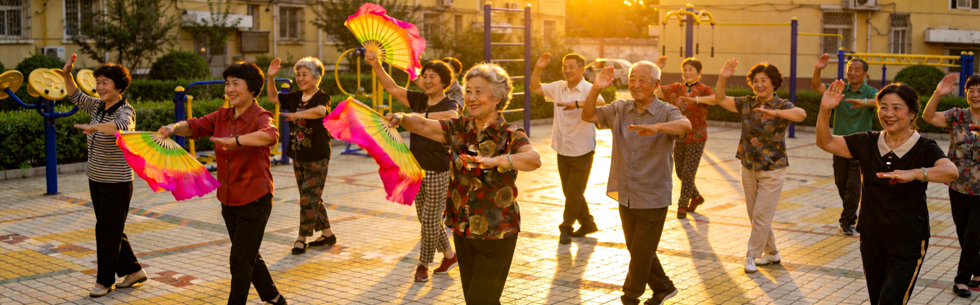 社区居民参加广场舞活动 - 傍晚时分集体舞蹈欢乐场景