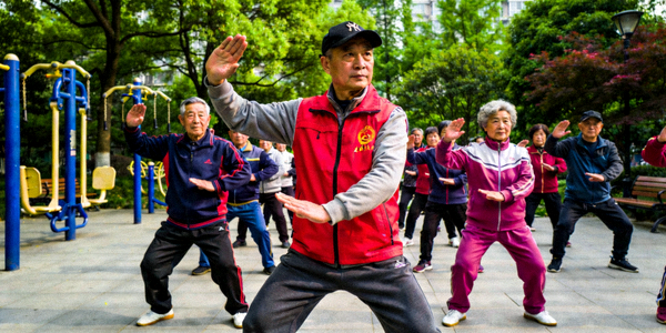 上海社区体育指导员带领老年人进行太极拳锻炼