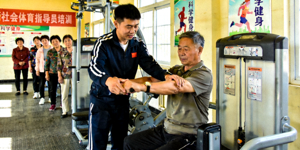 社会体育指导员培训现场 - 专业教练指导居民使用健身器材