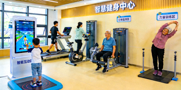 不同年龄层市民在智慧健身中心参与运动，体现体育融入大众生活