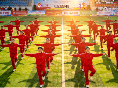 社区健身操表演团队在运动会开幕式上整齐划一的动作