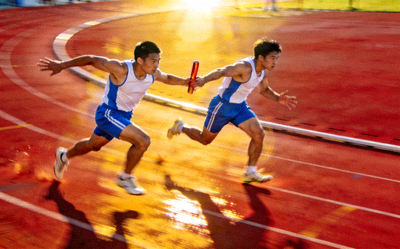 4x100米接力赛交接棒关键时刻 - 队员默契配合高速奔跑