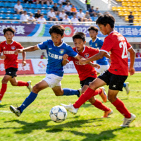 青少年足球锦标赛精彩拼抢画面