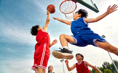 青少年篮球比赛扣篮精彩瞬间 - 小球员空中对抗画面