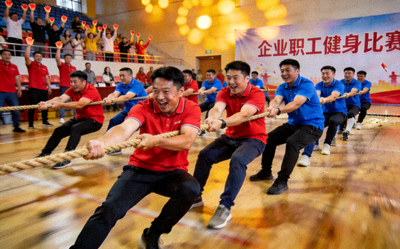 企业职工健身比赛 - 员工在进行拔河比赛，团队协作